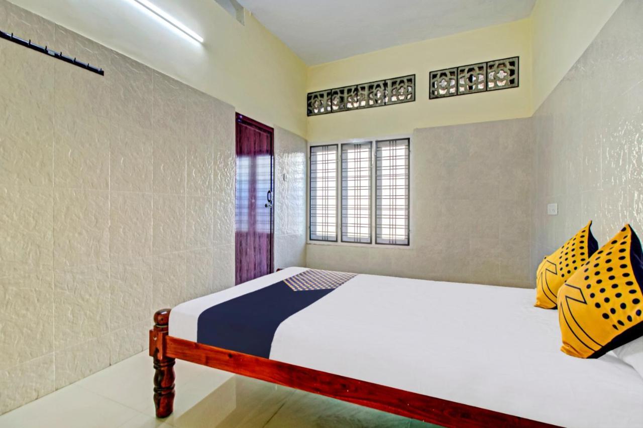 Spot On J P Tourist Home Kollam Esterno foto