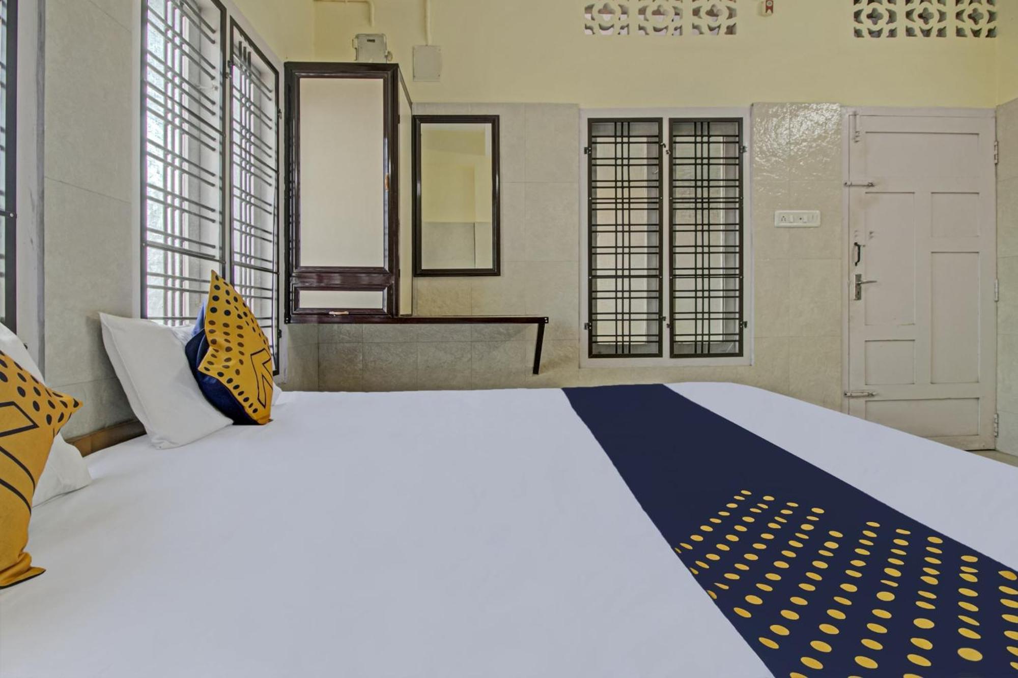 Spot On J P Tourist Home Kollam Esterno foto