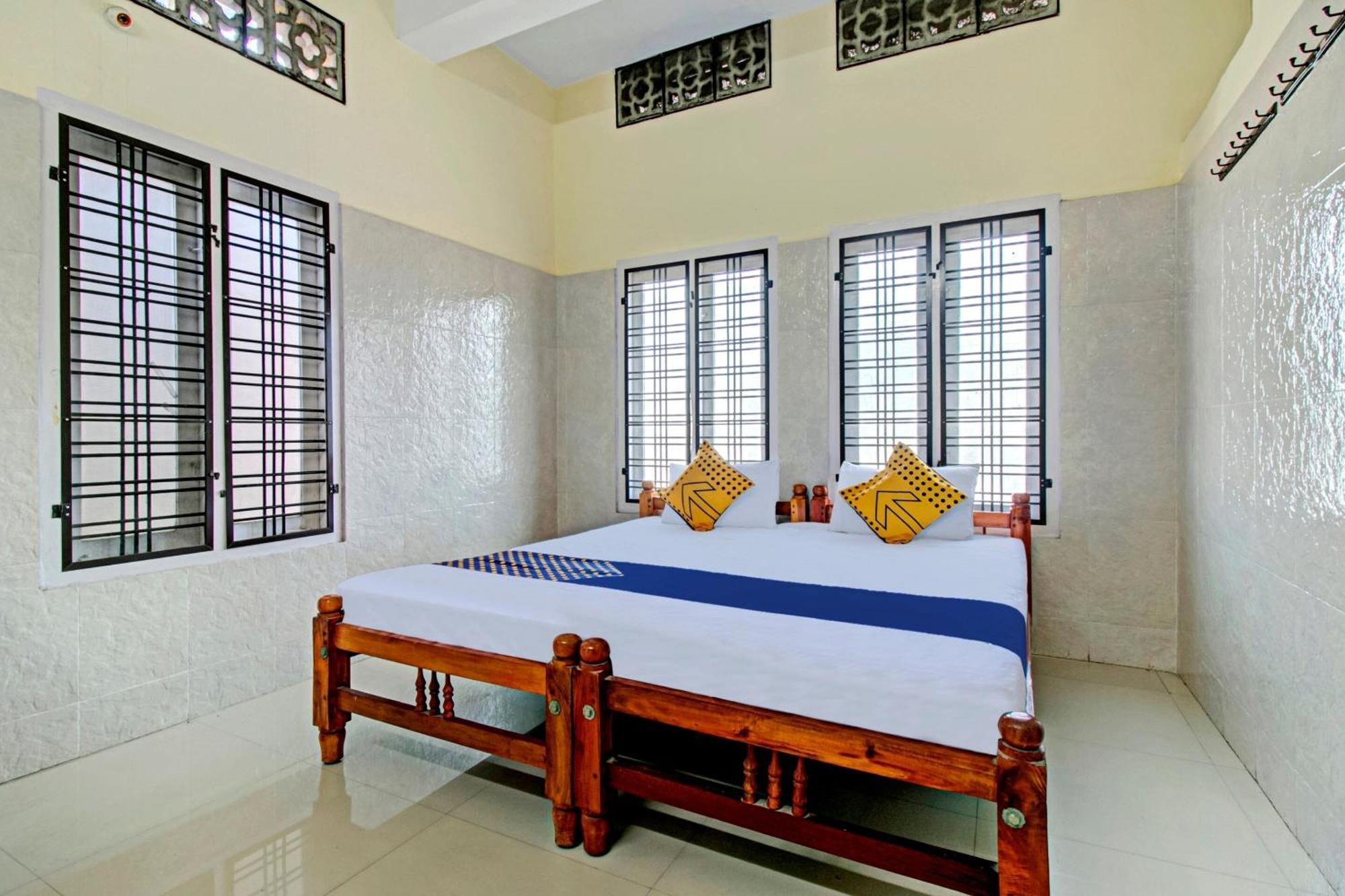 Spot On J P Tourist Home Kollam Esterno foto