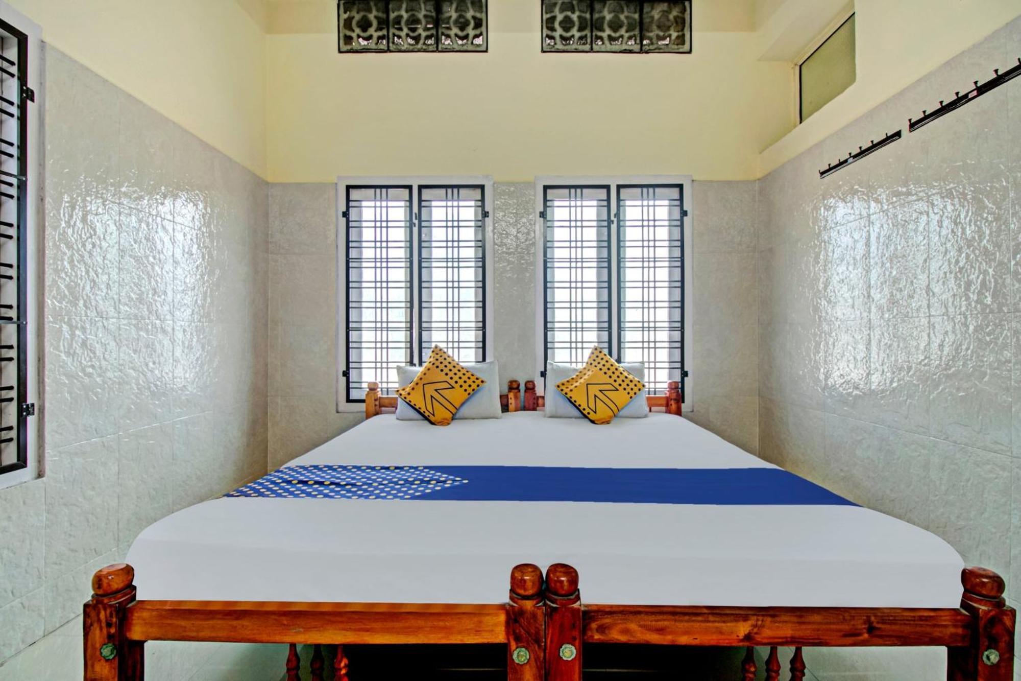 Spot On J P Tourist Home Kollam Esterno foto