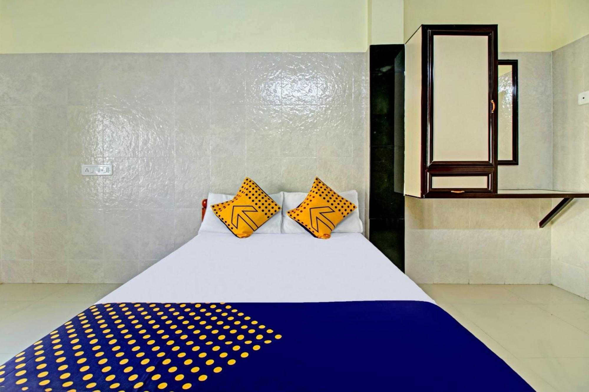 Spot On J P Tourist Home Kollam Esterno foto