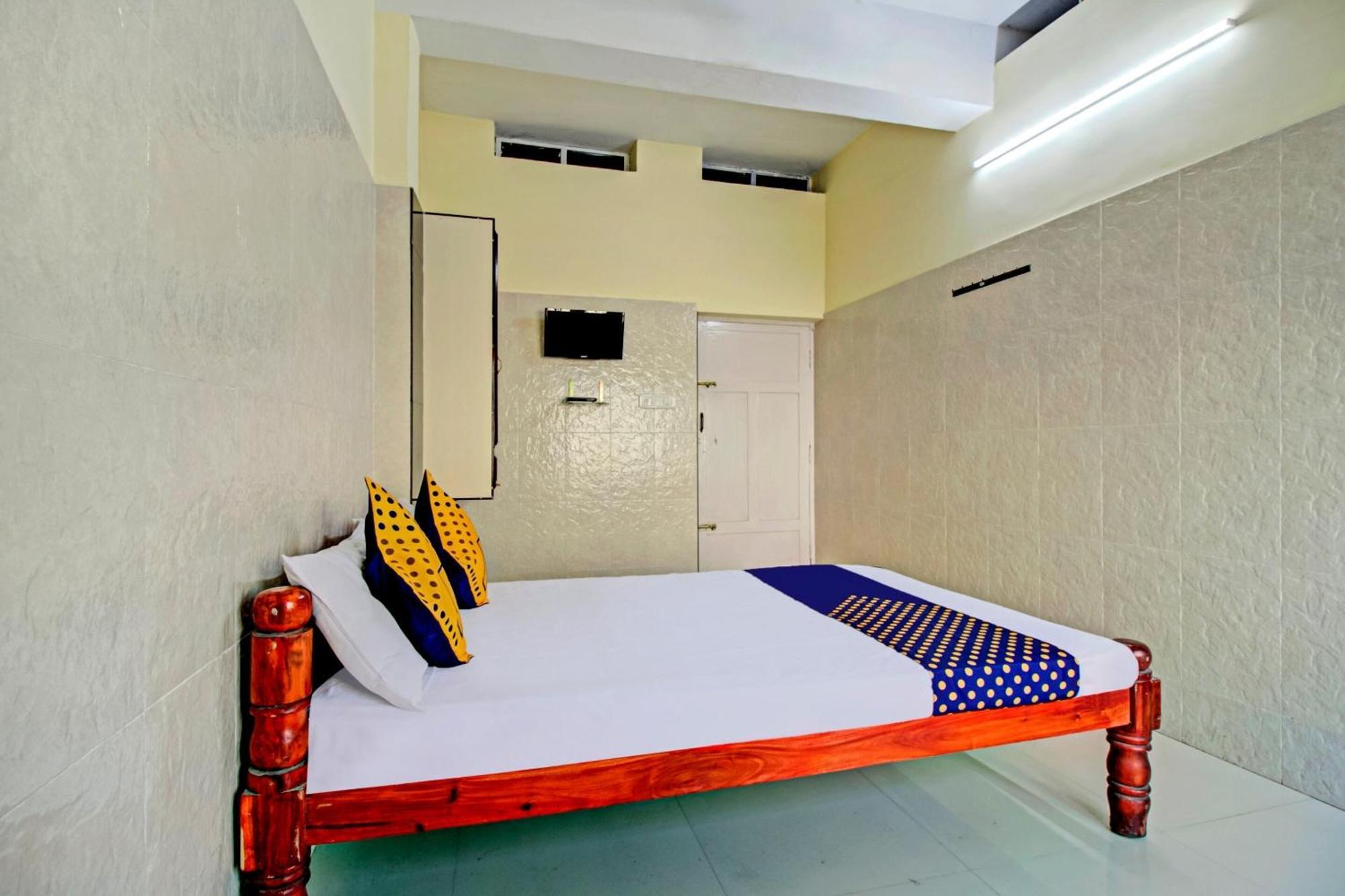 Spot On J P Tourist Home Kollam Esterno foto