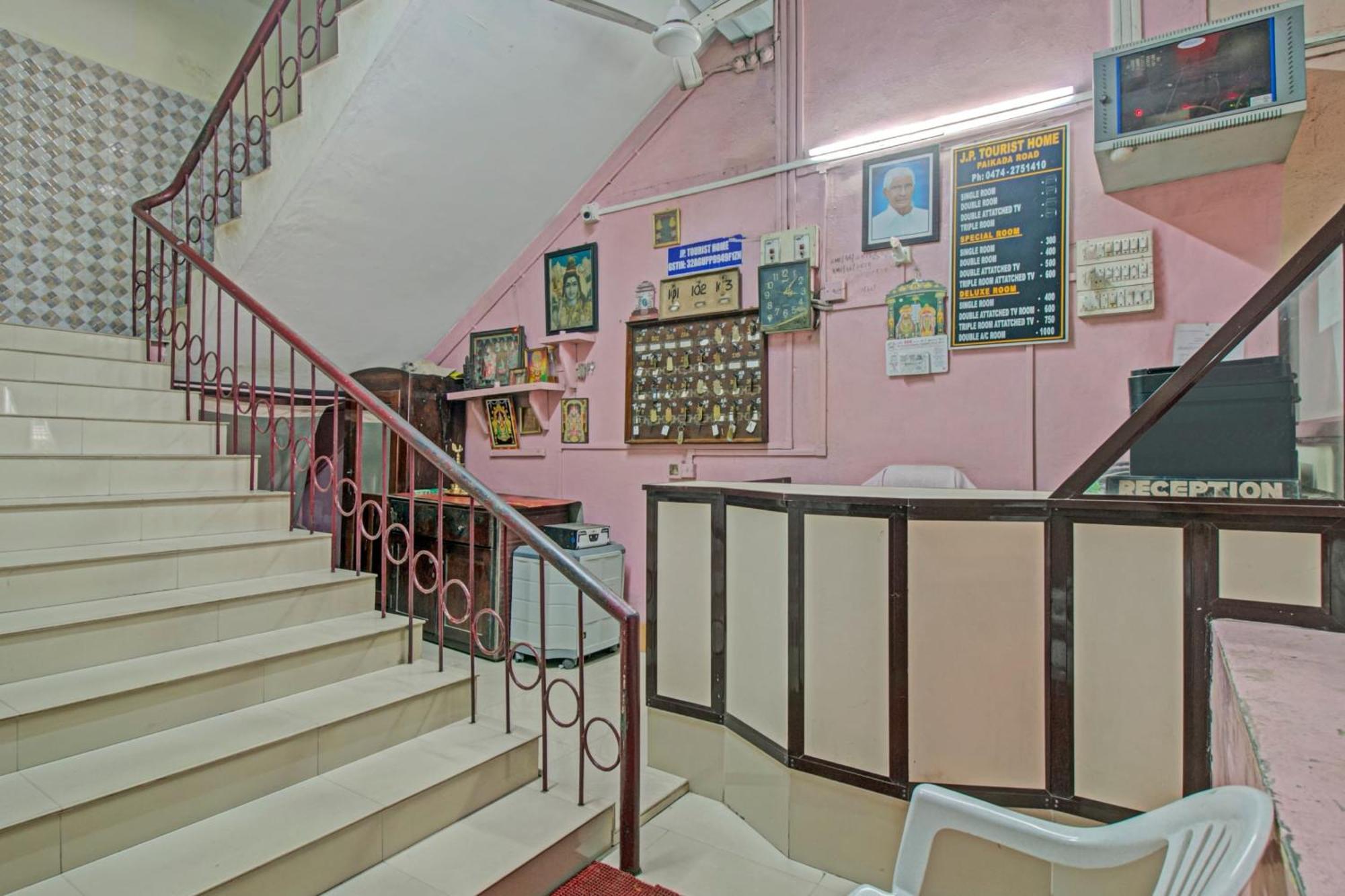 Spot On J P Tourist Home Kollam Esterno foto
